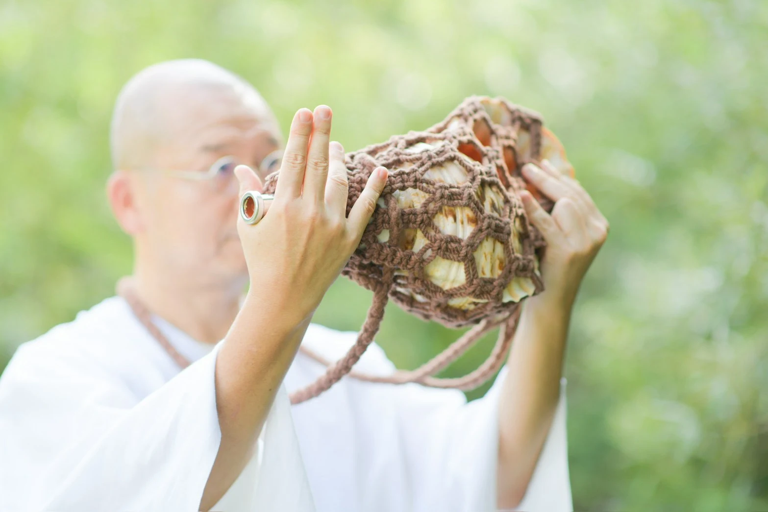 法螺貝を吹く地球人てらじんの横顔