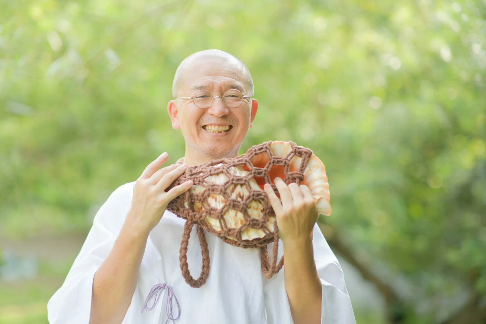 法螺貝を手に笑う地球人てらじん（寺本仁）